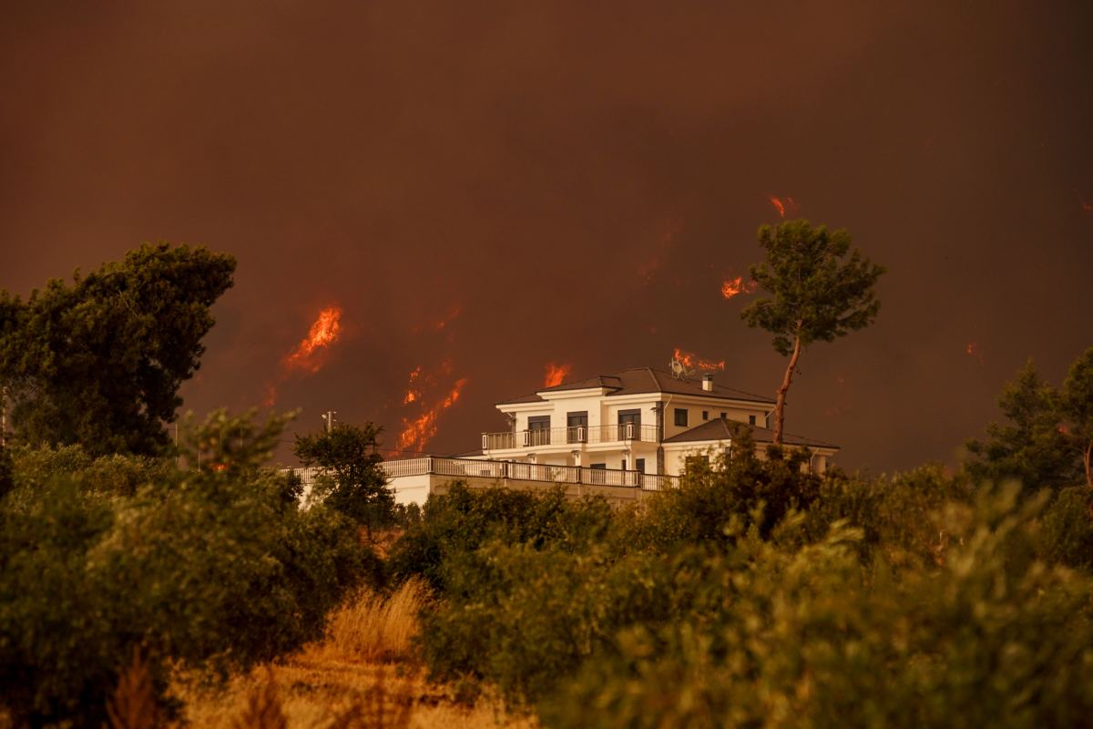 French Wildfire Creates Rare Fire Thunderstorm Near Bordeaux — photo 4