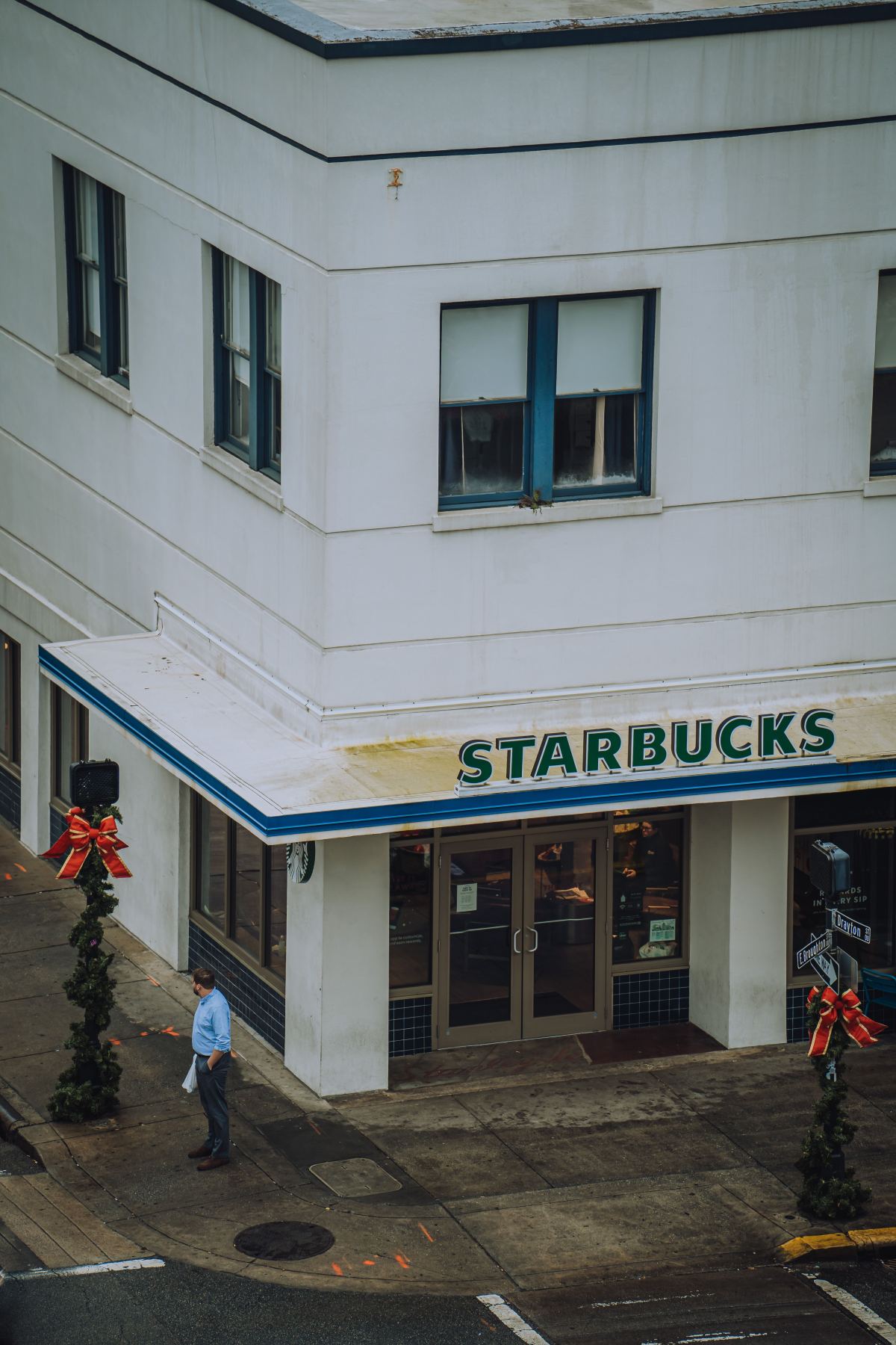 South Korean Police Raid Starbucks Korea Headquarters Over 'Tank Day' Campaign Investigation — photo 2
