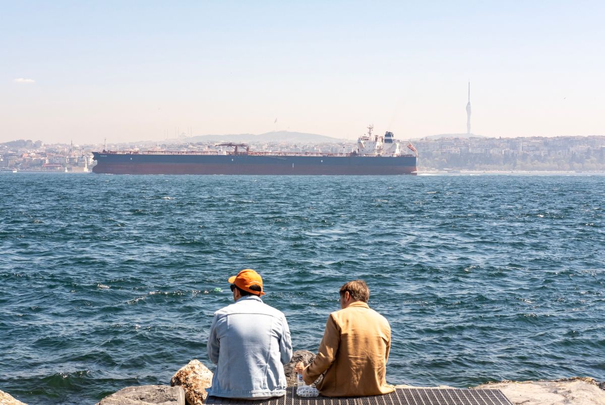 Shipping Through Strait of Hormuz Plunges as Security Fears Escalate in Middle East — photo 2