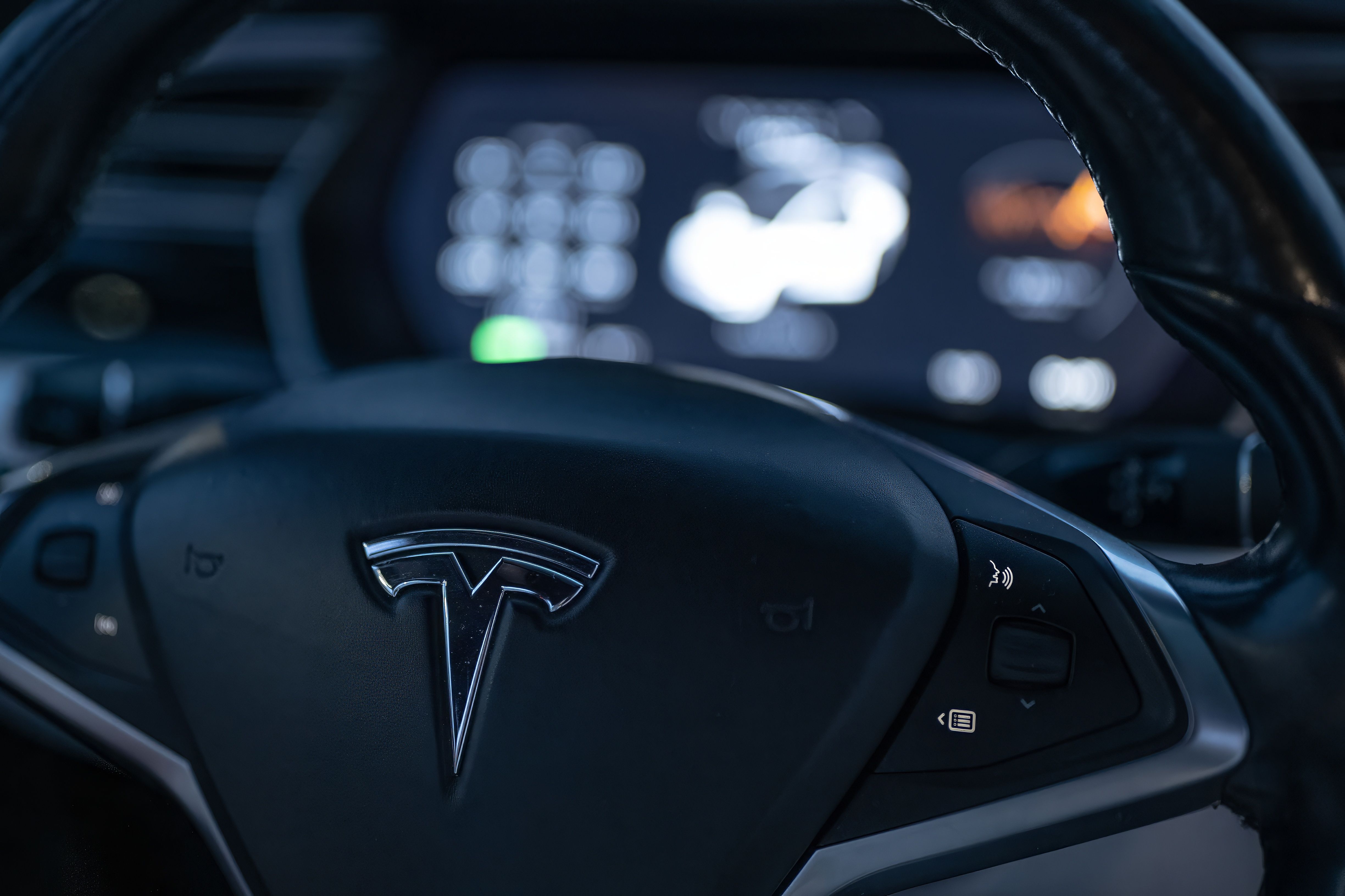Google and Tesla Shares Fall as Massive AI Spending Worries Investors