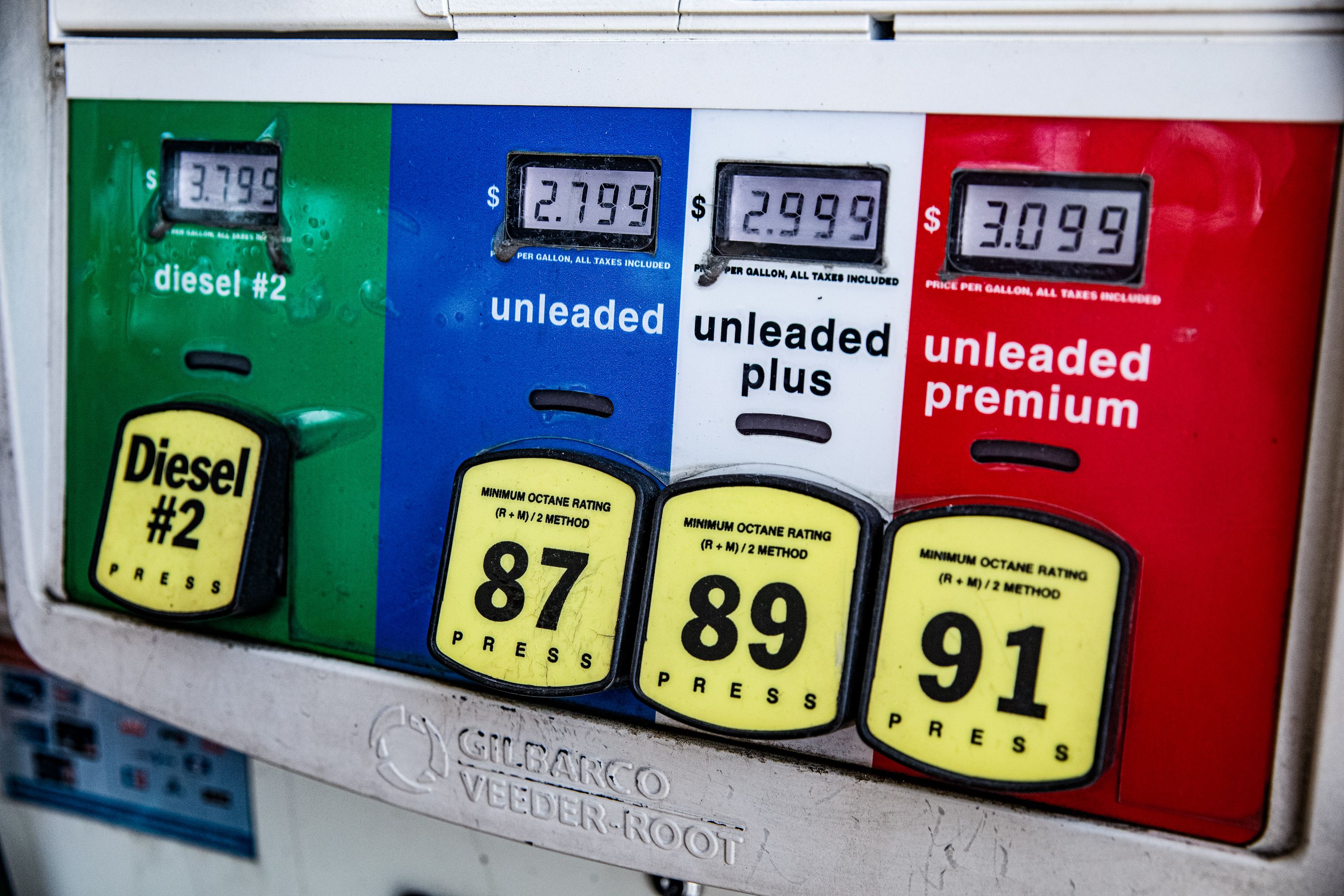 Oil Prices Plunge as U.S.-Iran Talks Shift Focus to Fed and Big Tech Earnings